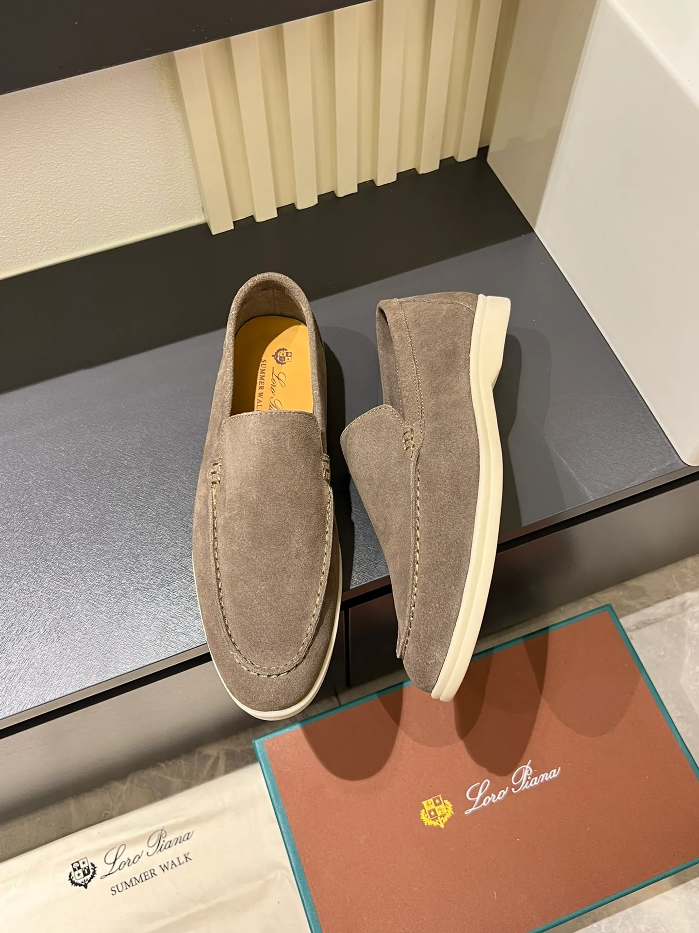 Men's shoes 💰p360 "Loro men's shoes 💰pian'*" Classic L men's shoes for couples 💰p Top version British flat loafers, a must-have item in old money style, the minimalist design is eye-catching and durable, a plus point for dressing The soft foot feel and texture are outstanding. They don’t scratch your feet and are very nice. They are matched with soft and waxy soles. They can be worn daily for a long time without getting tired. They are easy to wear, versatile and classic items, with perfect foot feel and texture! Imported cashmere fabric, the lining is made of imported A-grade water-dyed cow lining, the top version of the genuine leather midsole is sewn with pure handmade mark thread! Size: Female 35-40 (34. Customized) Male 38-44 (45.46. Customized)